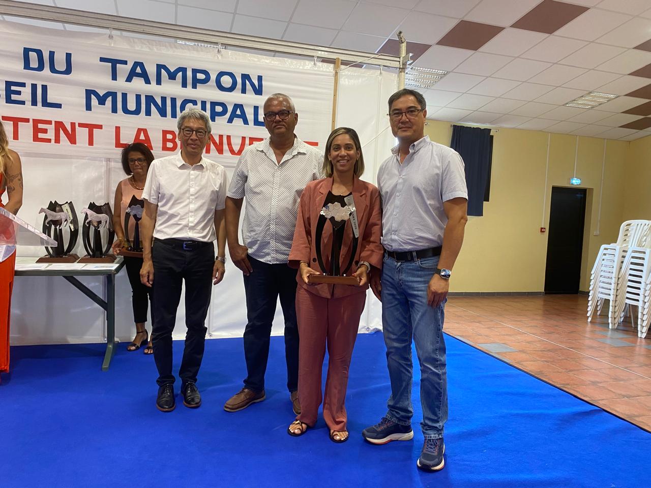 Remise du trophée Miel Vert à Jimmy Chane-Ming et Jennyfer Yong Sang