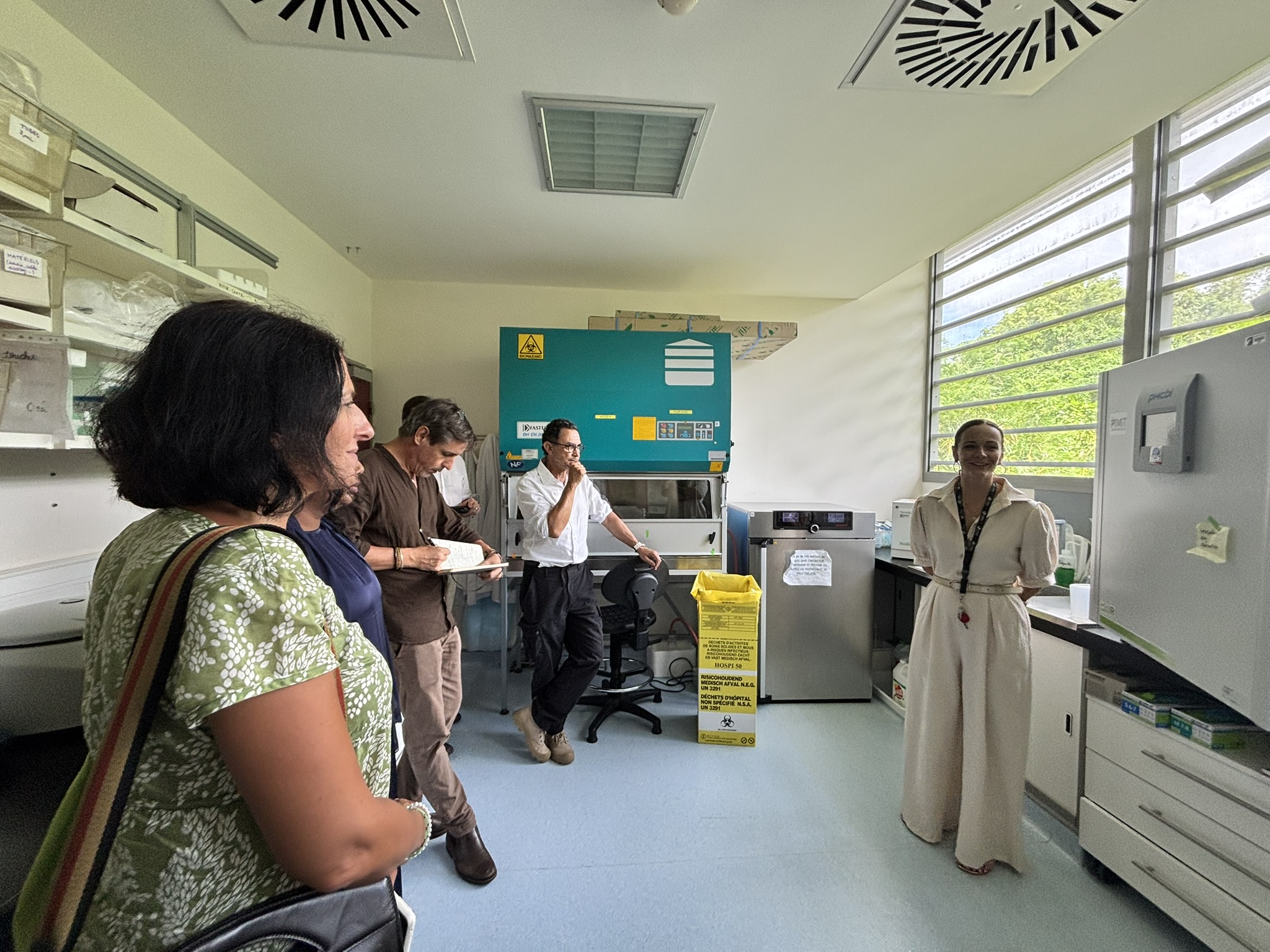 Visite des plateformes technologiques du CYROI par la délégation régionale